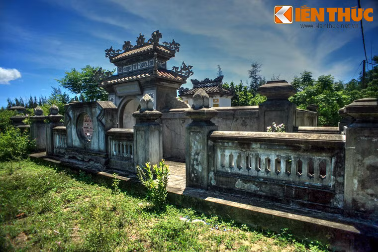 Khu mộ được triều đình nhà Nguyễn cho xây dựng năm 1865, từng bị hư hại nặng nề do bom đạn Mỹ năm 1971. Đến những năm 1992, 1993, 2000 được các con cháu họ Trương trùng tu và trả về nguyên trạng.