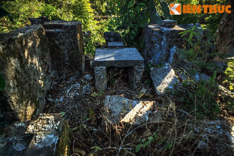 Đỉnh động khá bằng phẳng, hiện vẫn còn dấu tích của đá cảnh xếp kiểu non bộ, có cả bàn đá để du khách nghỉ ngơi uống trà.