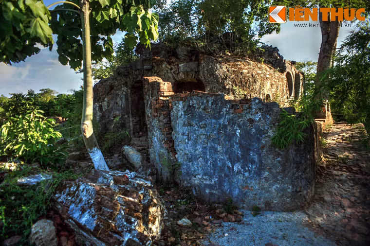 Động nằm ở góc Tây Bắc của khu vườn, có dạng tròn xoắn ốc như một chiếc vỏ ốc, được xây đắp chủ yếu bằng gạch vồ và đá núi.