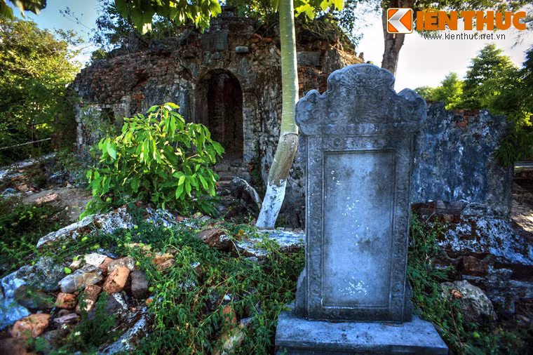 Trong vườn Cơ Hạ ở phía Đông Hoàng thành Huế ngày nay vẫn còn lưu giữ một công trình kiến trúc cổ rất độc đáo và kỳ bí. Đó là động Phước Duyên, còn có tên khác là động Đào Nguyên, một đại giả sơn theo kiểu hang động có quy mô lớn.