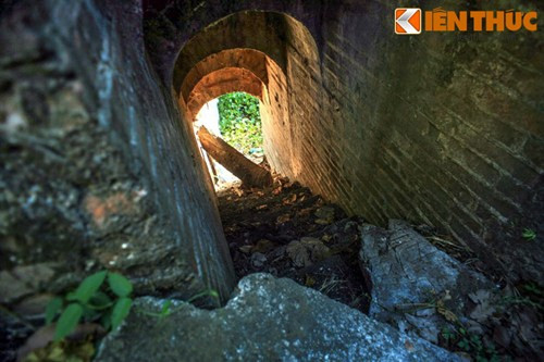 Động cũng có một lối đi thông xuống sông Tái Vũ, sông nhân tạo nối ra Hậu Hồ. Từ động có thể dùng thuyền nhỏ đi sang Hậu Hồ và ngược lại.