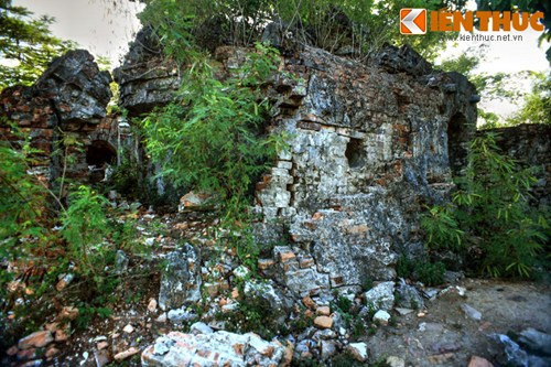 Trong quá khứ, động Phước Duyên là một thắng cảnh nổi tiếng của Hoàng thành Huế, từng được vua Thiệu Trị làm thơ ngâm vịnh. Hiện tại, động chỉ còn là một phế tích ngổn ngang gạch đá.