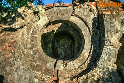 Trước mỗi cửa ra vào hay cửa sổ đều có tấm biển đá khắc chữ Hán đề tên.