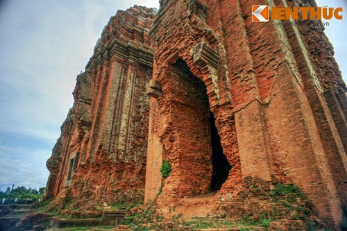 Giá trị của tháp Dương Long được thể hiện không chỉ ở chiều cao mà còn ở phong cách kiến trúc độc đáo.