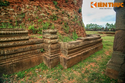 Phần thân của các ngọn tháp xây bằng gạch đặt trên đế được ghép bởi những tảng đá lớn chạm trổ công phu.