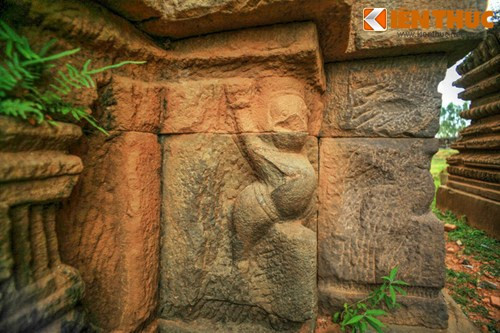 Các hoa văn, hoạ tiết được khắc tạc trực tiếp trên những tảng đá đồ sộ thể hiện nhiều đề tài khác nhau như hoa lá, các linh vật và cả những bầu vú tròn trịa thể hiện văn hóa phồn thực của người Chăm cổ.