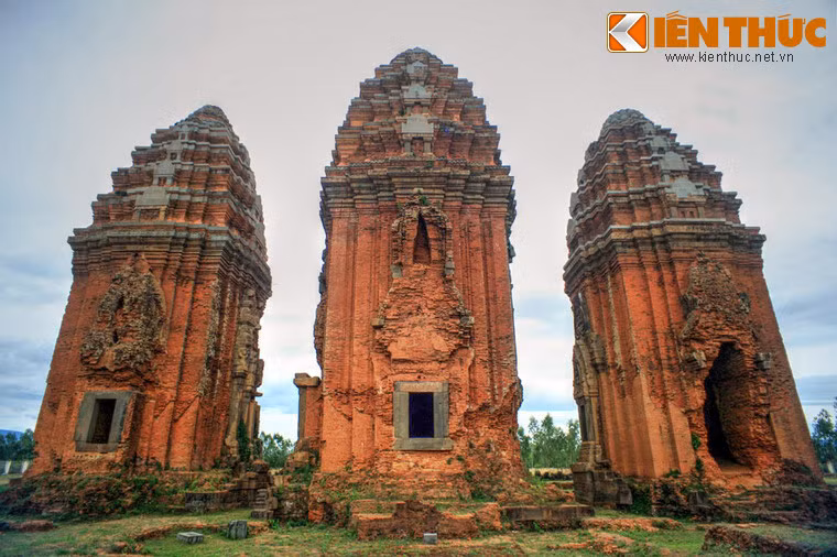 Được đánh giá là một trong những tháp Chăm đẹp và có quy mô lớn nhất Việt Nam, tháp Dương Long là cụm tháp Chăm có niên đại từ khoảng thế kỷ 12, được xây dựng ở khu vực giáp ranh giữa hai xã Bình Hòa và An Chánh thuộc huyện Tây Sơn, tỉnh Bình Định ngày nay.