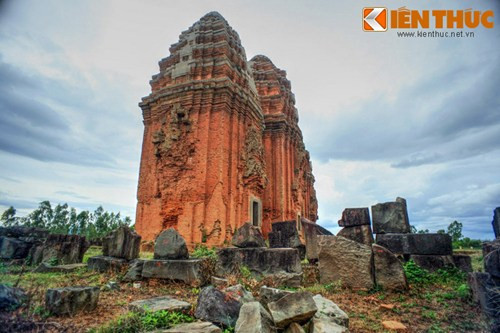 Căn cứ vào mặt bằng đế tháp và phong cách nghệ thuật, nhiều nhà nghiên cứu cho rằng tháp Dương Long tuy mang các đặc trưng của tháp Chăm Pa nhưng đã chịu ảnh hưởng khá đậm nét nghệ thuật Khmer.