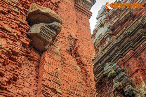 Trong lịch sử Chăm Pa giai đoạn từ đầu thế kỷ 12 đến đầu thế kỷ 13 đất nước liên tục phải chiến đấu chống lại những cuộc tiến công của vương quốc Chân Lạp. Kinh đô Vijaya (thuộc Bình Định ngày nay) của Chăm Pa đã từng bị sáp nhập vào lãnh thổ của người Khmer trong thời gian tương đối dài. Có khả năng tháp đã được xây dựng vào thời kì Chăm Pa bị người Khmer đô hộ.