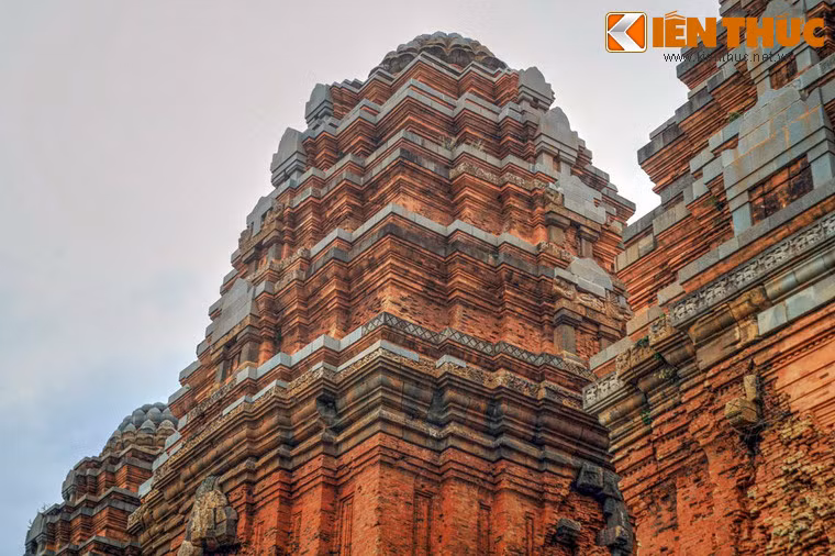 Bộ mái của các tháp có cấu trúc nhiều tầng nhỏ dần về phía trên và kết thúc bằng một búp sen lớn trên đỉnh tháp. Diềm ngăn cách giữa các tầng và ô khám chính giữa mỗi tầng đều được ghép bằng đá nguyên khối.