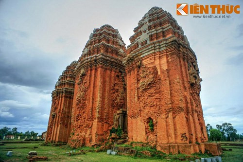 Di tích này gồm ba ngọn tháp Chăm nằm thẳng hàng theo hướng Bắc - Nam trên một gò cao, hai tháp bên ngoài cao khoảng 30m đối xứng với nhau qua tháp giữa, cao 36m.