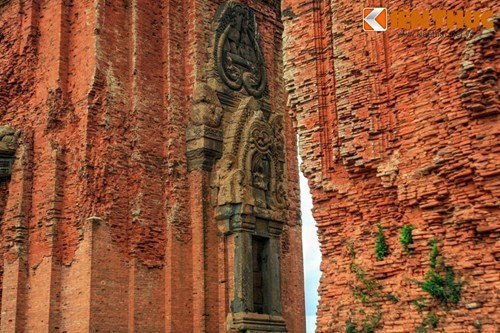 Các cửa giả ở hai bên mỗi ngọn tháp cũng được ốp những phiến đá trạm trổ cầu kỳ, dù đã hư hại nhiều những vẫn toát lên vẻ đẹp tráng lệ.