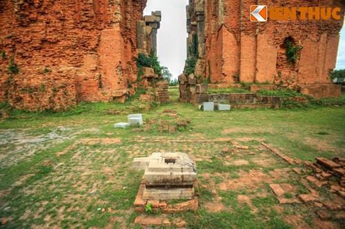 Xung quanh 3 ngọn tháp còn nền móng của các công trình đã sụp đổ cùng nhiều tác phẩm điêu khắc quy mô lớn, thể hiện các biểu tượng tín ngưỡng của người Chăm, cho thấy quy mô của di tích trong quá khứ hoành tráng hơn bây giờ rất nhiều.