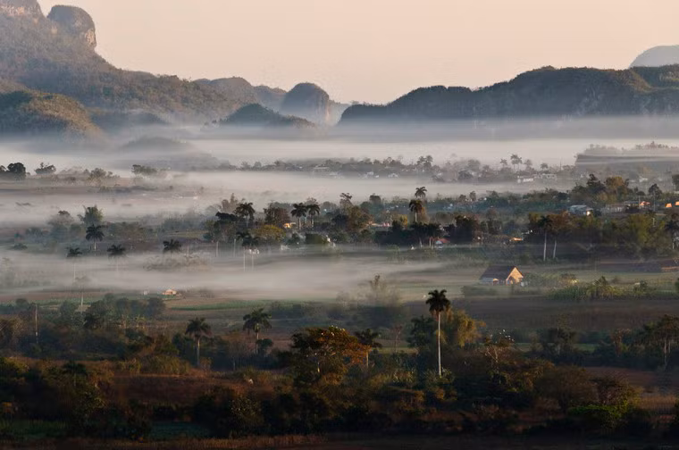 Đây là một vùng trũng Karst - hiện tượng phong hóa đặc trưng của những miền núi đá vôi bị nước chảy xói mòn, với cảnh tượng thiên nhiên tráng lệ của những ngọn núi mang nhiều dáng vẻ khác nhau ẩn hiện trong sương.