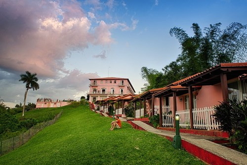 Cùng với sự mở cửa cho khách du lịch, nhiều khu nghỉ dưỡng hiện đại đã được xây dựng ở nơi đây.