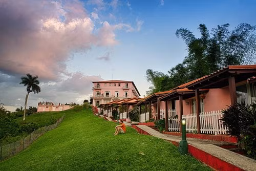 Cùng với sự mở cửa cho khách du lịch, nhiều khu nghỉ dưỡng hiện đại đã được xây dựng ở nơi đây.