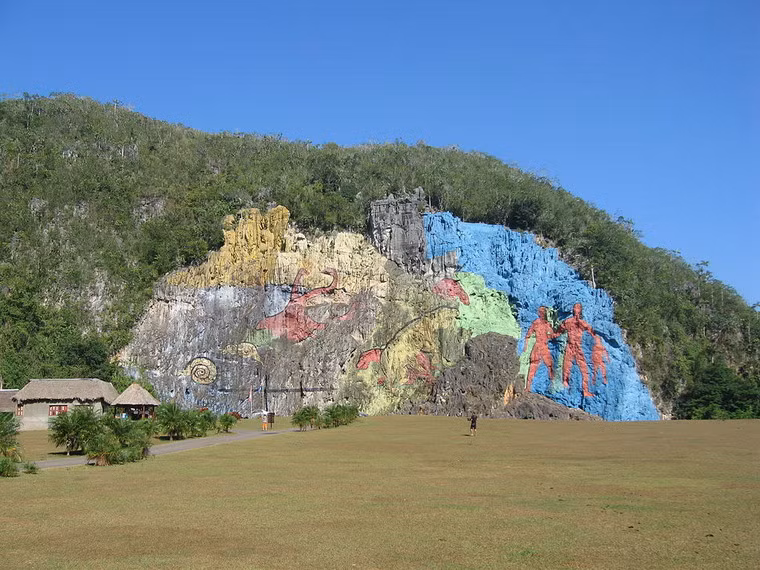Với những người ưa thích leo núi, Vinales cũng là một thiên đường với rất nhiều ngọn núi đá có vách dựng đứng.