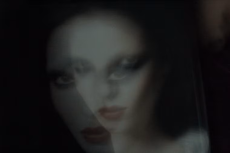 8. Hồn ma có thể xuất hiện dưới nhiều dạng, phổ biến nhất là quả cầu ánh sáng và bóng người mờ ảo.