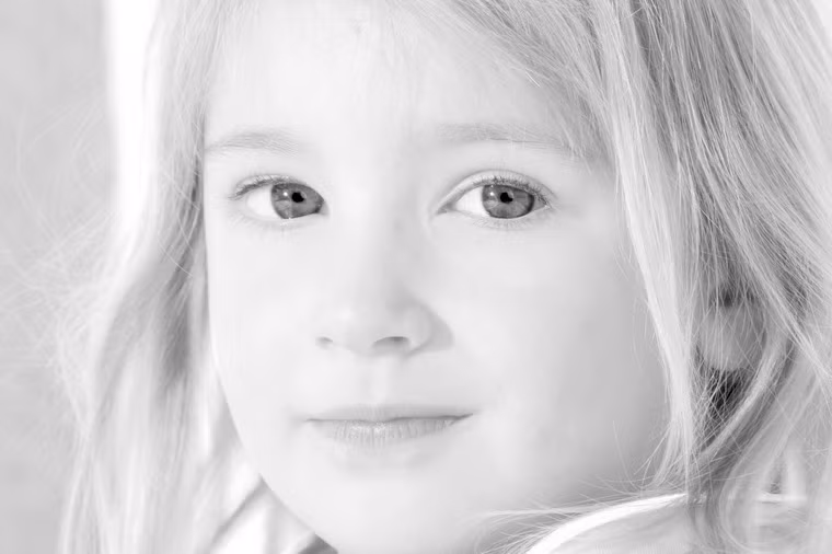 10. Hồn ma có xu hướng xuất hiện nhiều hơn quanh trẻ em và người trẻ tuổi do bị hấp dấn bởi năng lượng dồi dào tỏa ra từ những đối tượng này. Ảnh: Internet.