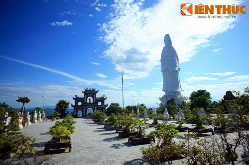 Cảnh quan khu vực chính điện kết hợp với bức tượng Quán Thế Âm tạo nên một bức tranh toàn cảnh linh thiêng, thanh tịnh mà tao nhã như chốn Bồng lai.