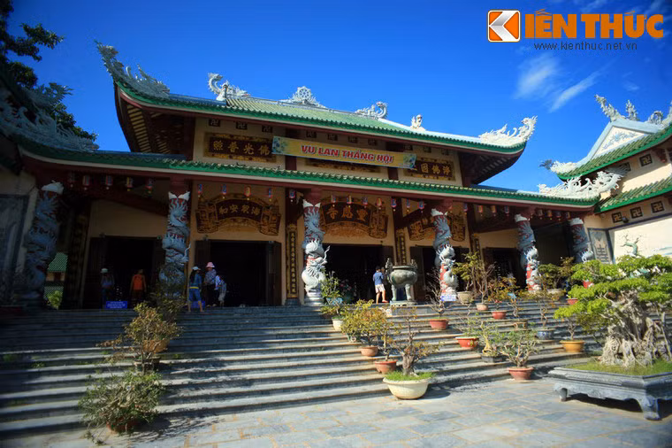 Ngôi chính điện được lợp ngói tráng men xanh, mái uốn cong hình rồng. Những cột trụ to, vững chắc chống đỡ mái được bao quanh bởi những con rồng uốn lượn rất tinh xảo.