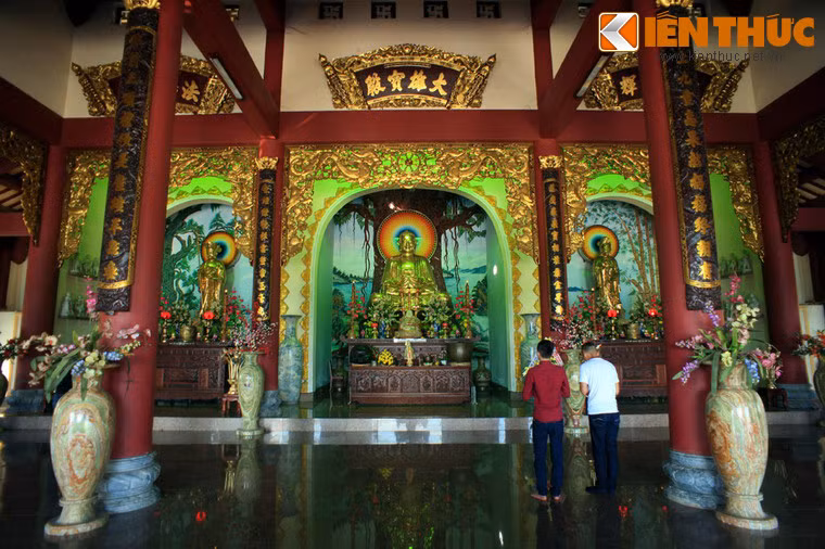 Bên trong chính điện có sức chứa lớn, là nơi trang nghiêm và thanh tịnh nhất. Chính giữa thờ tượng Phật Bổn Sư Thích Ca Mâu Ni, bên phải thờ Quan Thế Âm Bồ Tát, và bên trái thờ Địa Tạng Vương Bồ Tát, cả ba pho tượng đều được làm bằng đồng.