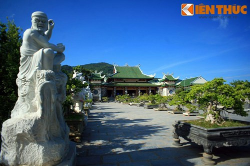 Phía trước chính điện, bốn vị Thần Long Hộ Pháp cùng 18 vị La Hán được sắp xếp thành hai hàng hai bên đường theo một quy luật, bảo vệ cho chính điện. Mỗi vị là một hiện thân của những cung bậc cảm xúc khác nhau của con người khiến khung cảnh ở đây trở nên rất sinh động.