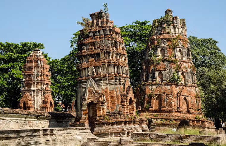 Nét đặc trưng trong kiến trúc của Ayutthaya là những ngọn tháp nhiều tầng xây dựng bằng chất liệu gạch đỏ trần, được trang trí rất kỳ công.