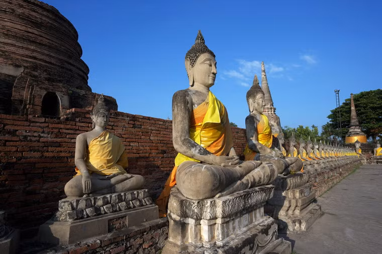 Ayutthaya là minh chứng cho sự hùng mạnh của vương quốc Xiêm La, một giai đoạn hoàng kim trong lịch sử Thái Lan. Năm 1758, vương triều này đã rơi vào một cuộc ganh đua tranh giành ngai vàng dân tới sự xáo trộn và suy yếu mọi mặt.