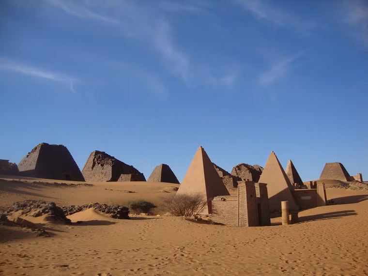 So với kim tự tháp Giza, kim tự tháp Nubia có kích thước nhỏ hơn, được xây với góc dốc lớn hơn các kim tự tháp Ai Cập.