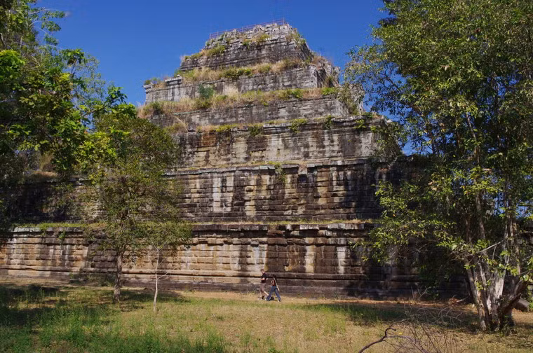 Cùng với hơn 50 đền tháp lộng lẫy khác, kim tự tháp Koh Ker đã biến mất khỏi lịch sử Campuchia trong 1.059 năm, cho tới khi được phát hiện trở lại vào năm 2003.
