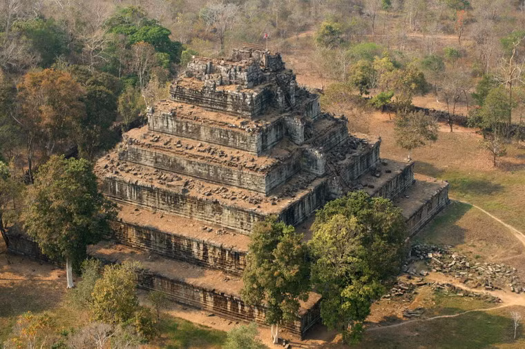 Với kiến trúc đặc trưng như vậy, công trình thường được mệnh danh là "Kim tự tháp của nền văn minh Angkor".