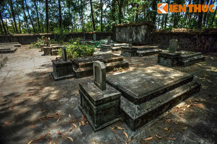 Theo các sử liệu, năm 1843, dưới thời vua Thiệu Trị, thái giám Châu Phước Năng đã đứng ra quyên góp tiền trùng tu chùa Từ Hiếu, lấy đó làm chốn an nghỉ cuối cùng. Đến năm 1893, nhiều thái giám dưới vua Thành Thái tiếp tục đóng góp tiền của để tu sửa lại chùa. Từ đó, chùa Từ Hiếu dần trở thành nơi an nghỉ của các thái giám triều Nguyễn.