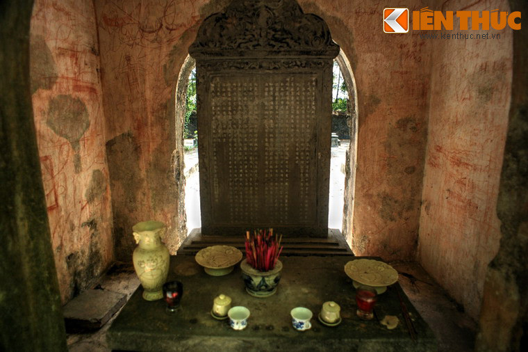 Khu mộ có tấm bia khắc ghi công lao đóng góp của các thái giám. Bia được dựng từ năm 1901 do quan đại thần Cao Xuân Dục soạn, ghi lại cả những tâm sự của các thái giám: "Trong khi sống chúng tôi tìm thấy ở đây sự yên lặng, khi đau ốm chúng tôi đến lánh mình và sau khi chết được an táng cùng nhau. Sống hay chết ở đây chúng tôi đều được yên tĩnh".