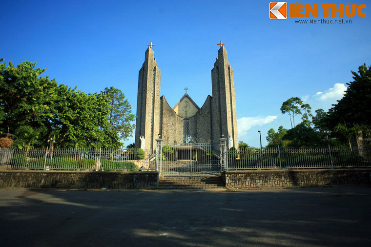  4. Nhà thờ Phủ Cam (Huế). Nhà thờ Chính tòa Phủ Cam có lịch sử hình thành từ năm 1682, đến năm 1960 được xây mới theo đồ án hiện đại của KTS Ngô Viết Thụ - người thiết kế Dinh Độc Lập. Nhìn tổng thể, kiến trúc nhà thờ Phủ Cam toát lên vẻ thanh thoát nhẹ nhàng với điểm nhấn là hai đỉnh nhà thờ vút cao.