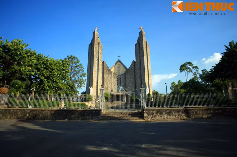  4. Nhà thờ Phủ Cam (Huế). Nhà thờ Chính tòa Phủ Cam có lịch sử hình thành từ năm 1682, đến năm 1960 được xây mới theo đồ án hiện đại của KTS Ngô Viết Thụ - người thiết kế Dinh Độc Lập. Nhìn tổng thể, kiến trúc nhà thờ Phủ Cam toát lên vẻ thanh thoát nhẹ nhàng với điểm nhấn là hai đỉnh nhà thờ vút cao.