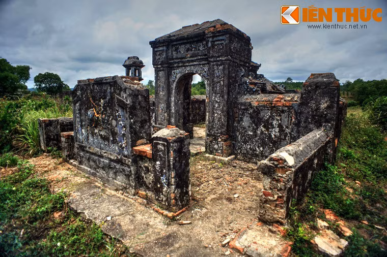 So với nhiều lăng mộ cổ của hoàng thân nhà Nguyễn ở Huế, đây là một lăng mộ có diện tích khá nhỏ, nhưng độc đáo về kiến trúc.