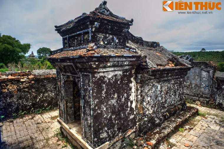 Trước mộ là nhà bia, hình dáng như một cánh cổng dẫn vào nhà.