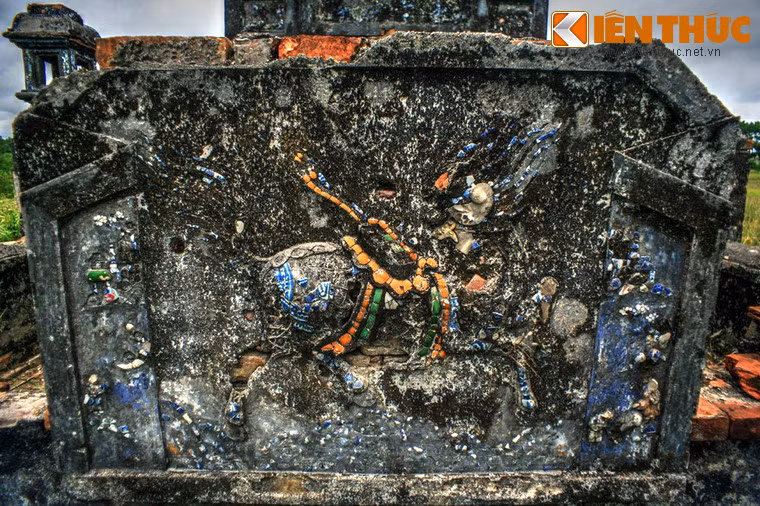 Dấu vết của phù điêu kỳ lân trên bình phong.