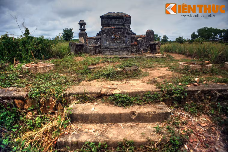 Nơi an nghỉ của An Hóa Quận Vương Nguyễn Phúc Bửu Tung (1886 - 1900) - con trai thứ của vua Đồng Khánh - nằm trên một gò đất xa về phía Đông Nam của lăng mộ vua cha.
