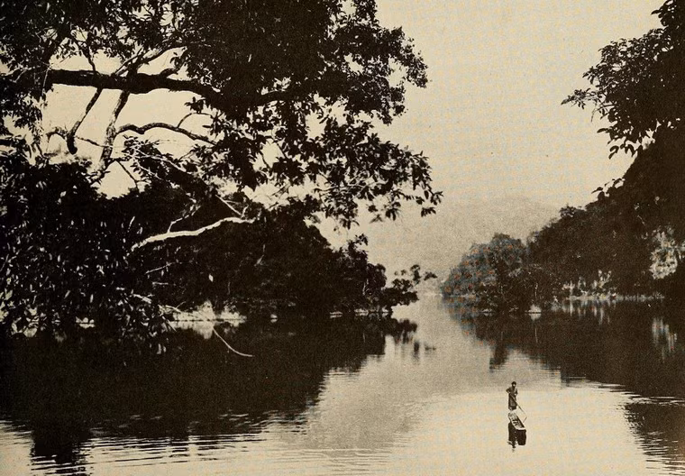 Mặt nước phẳng lặng của hồ Ba Bể, Bắc Cạn.