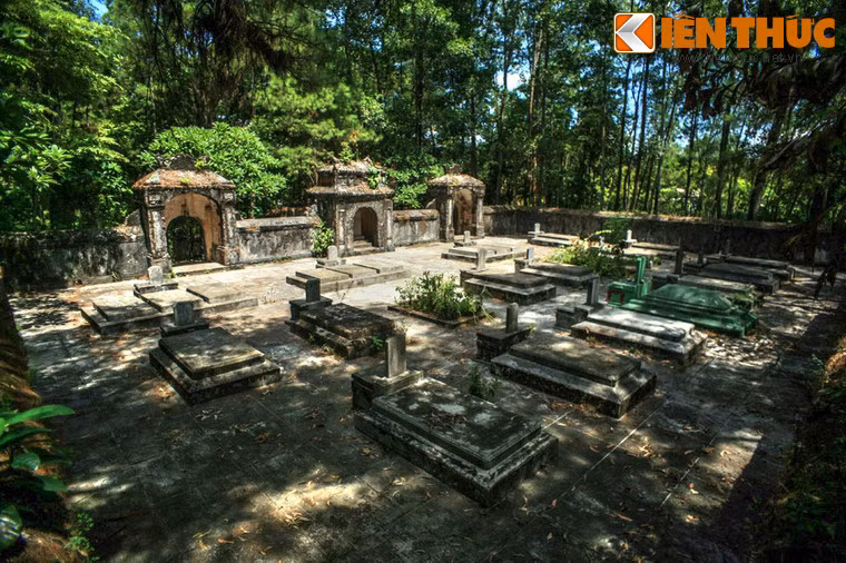 Khu nghĩa địa này nằm trong một mảnh đất hình chữ nhật có diện tích gần 1.000m2, được bao quanh bởi bốn bức tường dày 0,79m; cao 1,78m, mặt trước trổ 3 cánh cổng lớn.