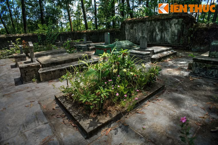 Trong nghĩa địa còn có 2 ngôi mộ gió, chưa có thi hài được an táng.