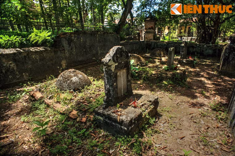 Bên ngoài khu nghĩa địa của các thái giám còn rất nhiều những ngôi mộ khác của các cung tần, mỹ nữ từng sống trong cung đình nhà Nguyễn. Theo lệ, hàng năm cứ đến rằm tháng 11, chùa Từ Hiếu lại tổ chức ngày giỗ chung để tưởng nhớ những người đã mất được chôn trong khuôn viên chùa, không kể đó là thái giám hay người thường...