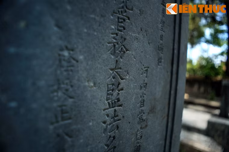 Một số bia vẫn còn rõ những hàng chữ khắc tên tuổi, quê quán, chức danh, ngày mất... của viên thái giám.