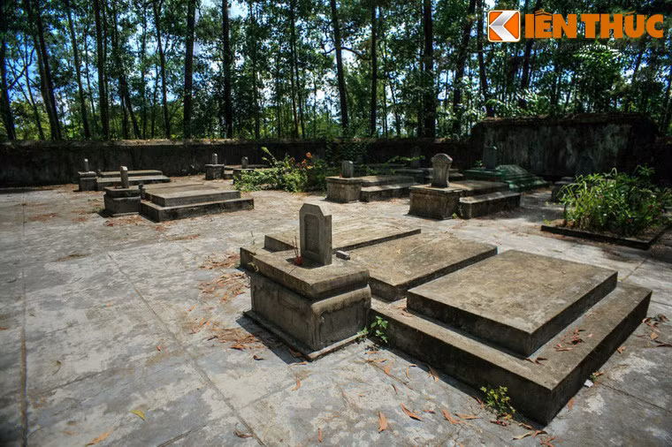 Các ngôi mộ được xếp theo 3 dãy, xếp theo chức vụ của các quan thái giám thời xưa. Hàng thứ nhất gồm những ngôi mộ bề thế, mộ phần được xây làm 3 khoang.