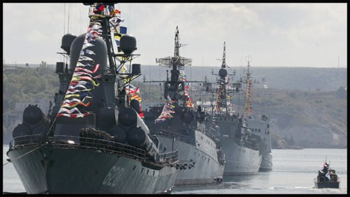 8. Crimea có giá trị chiến lược rất lớn đối với các cường quốc. Từ các cảng của Crimea có thể dễ dàng kiểm soát Biển Đen và tuyến đường biển đến Địa Trung Hải, khu vực Balkan và Trung Đông. Từ năm 1997, Sevastopol (cảng lớn thứ hai ở Ukraine) đã trở thành nơi đóng quân của Hạm đội Biển Đen của Nga.