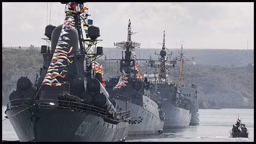 8. Crimea có giá trị chiến lược rất lớn đối với các cường quốc. Từ các cảng của Crimea có thể dễ dàng kiểm soát Biển Đen và tuyến đường biển đến Địa Trung Hải, khu vực Balkan và Trung Đông. Từ năm 1997, Sevastopol (cảng lớn thứ hai ở Ukraine) đã trở thành nơi đóng quân của Hạm đội Biển Đen của Nga.