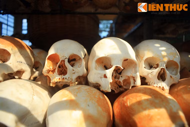 Phần lớn nạn nhân ở Ba Chúc đã bị sát hại vào ngày 18/4, khi một toán quân Khmer Đỏ vượt qua biên giới dồn hết dân làng vào các ngôi chùa và trường học rồi tiến hành thảm sát.