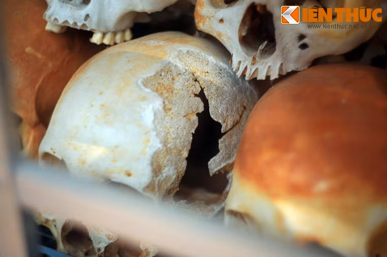 Nhiều hài cốt không còn lành lặn, có thể là do thời gian, nhưng cũng có khi là chứng tích từ đòn tra tấn man rợ của quân Khmer Đỏ.